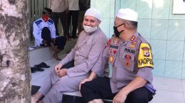 Foto : Kapolda Maluku Irjen Pol Baharudin Djafar tengah duduk bersama Ustad Habib Rifki Aseggaf Salah Seorang Tokoh Ulama di Provinsi Maluku