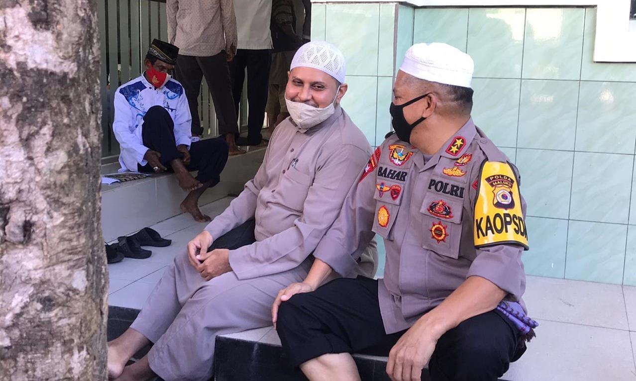 Foto : Kapolda Maluku Irjen Pol Baharudin Djafar tengah duduk bersama Ustad Habib Rifki Aseggaf Salah Seorang Tokoh Ulama di Provinsi Maluku