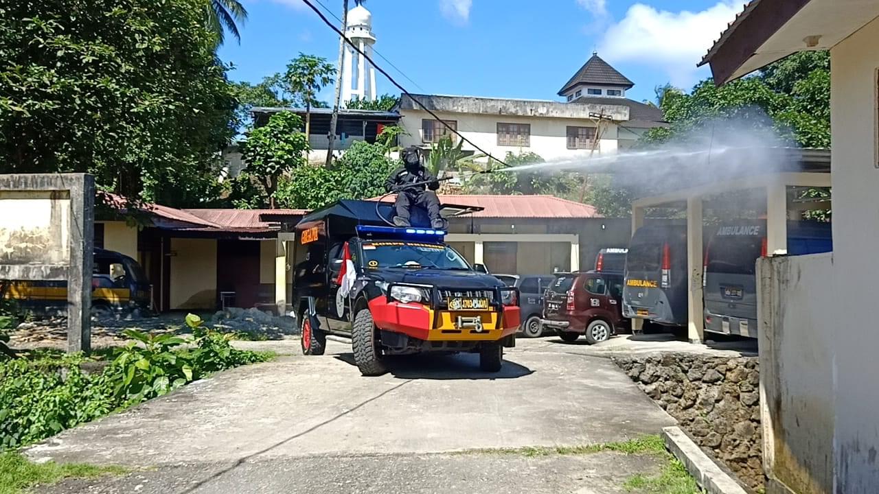 Brimob Maluku kembali menyemprotkan cairan disinfektan di sejumlah Rumah Sakit Di Kota Ambon