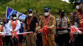Gubernur Sulbar Ali Baal Masdar Resmikan 14 Jembatan di Kalumpang