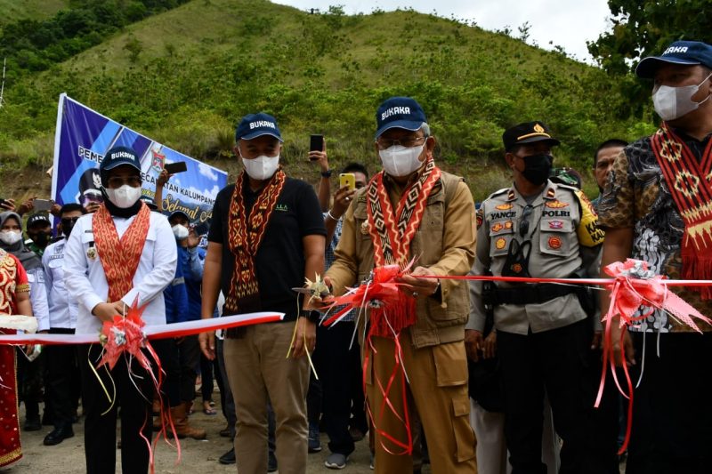 Gubernur Sulbar Ali Baal Masdar Resmikan 14 Jembatan di Kalumpang