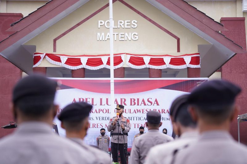 Kapolda Sulbar Irjen Pol Verdianto Iskandar Biticaca Saat memberikan Sambutannya Di Hadapan Personil Polres Mamuju Tengah.(Foto:Ist)