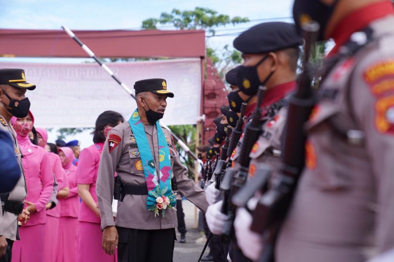 Kapolda Sulbar Irjen Pol Verdianto Iskandar Biticaca Disambut Jajar Kehormatan di Polres Pasangkayu.