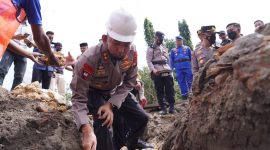 Kapolda Sulbar Irjen Pol Verdianto Iskandar Biticaca Meletakkan Batu Pertama Pembangunan Polsek Pasangkayu.