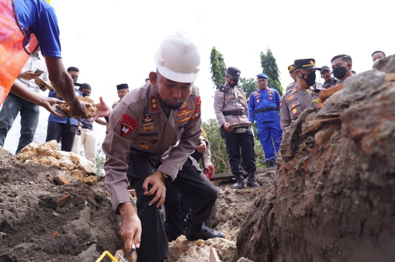 Kapolda Sulbar Irjen Pol Verdianto Iskandar Biticaca Meletakkan Batu Pertama Pembangunan Polsek Pasangkayu.