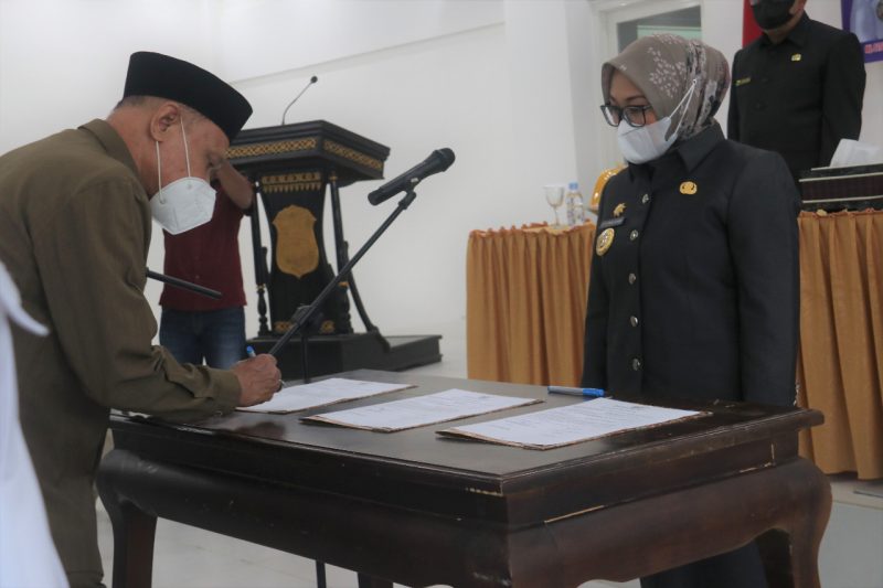 Bupati Mamuju Hj Sitti Sutinah Suhardi Saat Melantik Sejumlah Pejabat di Lingkup Pemkab Mamuju (Foto: Ist).