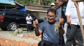 Pj Gubernur Sulbar Akmal Malik di lokasi pembakaran arang tempurung di Desa Katumbangan Kecamatan Campalagian Sabtu 30 Juli 2022.