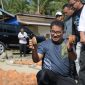 Pj Gubernur Sulbar Akmal Malik di lokasi pembakaran arang tempurung di Desa Katumbangan Kecamatan Campalagian Sabtu 30 Juli 2022.