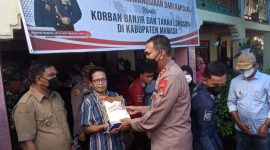 Kapolda Sulbar Irjen Pol Verdianto Iskandar Biticaca Salurkan Bantuan Untuk Korban Banjir di Mamasa 