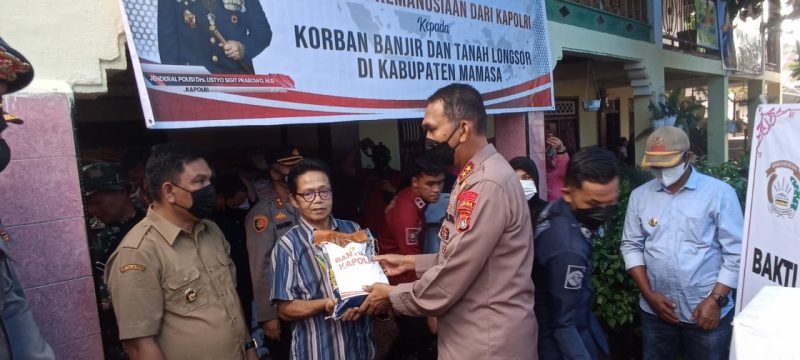 Kapolda Sulbar Irjen Pol Verdianto Iskandar Biticaca Salurkan Bantuan Untuk Korban Banjir di Mamasa 