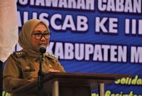 Bupati Mamuju Hj. Sitti Sutinah Suhardi Berikan Sambutannya di Musyawarah cabang ke III Asosiasi pemerintahan desa (APDESI) kabupaten Mamuju
