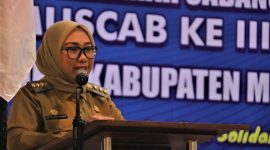 Bupati Mamuju Hj. Sitti Sutinah Suhardi Berikan Sambutannya di Musyawarah cabang ke III Asosiasi pemerintahan desa (APDESI) kabupaten Mamuju
