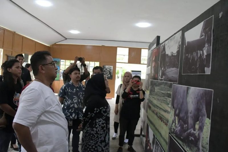 Pj Gubernur Sulbar, Akmal Malik bersama Ketua DPRD Sulbar, Suraidah Suhardi  meninjau pameran foto dan seni yg dilaksanakan di 
Taman Marasa Corner Kompleks Kantor Gubernur Sulawesi Barat.