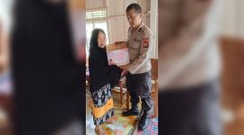 Personil Polsek Tinambung Sedang Membagikan Bantuan Sosial Bagi Warga Tergolong Tidak Mampu.
