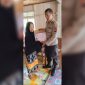 Personil Polsek Tinambung Sedang Membagikan Bantuan Sosial Bagi Warga Tergolong Tidak Mampu.

