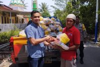 Personil Polres Polman Terlihat Membagikan Bantuan Paket Sembako Untuk Warga.