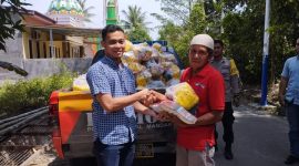 Personil Polres Polman Terlihat Membagikan Bantuan Paket Sembako Untuk Warga.