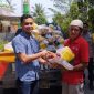 Personil Polres Polman Terlihat Membagikan Bantuan Paket Sembako Untuk Warga.