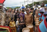 Kapolda Sulbar Irjen Pol Verdianto Iskandar Biticaca, Pj. Gubernur Sulbar, Akmal Malik, Ketua DPRD Sulbar, St. Suraidah Suhardi saat menghadiri pembukaan Expo UMKM dan Panggung Hiburan, berlangsung di Kantor DPRD Sulbar. Selasa, 20 September 2022
