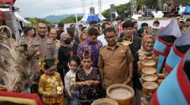 Kapolda Sulbar Irjen Pol Verdianto Iskandar Biticaca, Pj. Gubernur Sulbar, Akmal Malik, Ketua DPRD Sulbar, St. Suraidah Suhardi saat menghadiri pembukaan Expo UMKM dan Panggung Hiburan, berlangsung di Kantor DPRD Sulbar. Selasa, 20 September 2022
