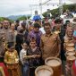 Kapolda Sulbar Irjen Pol Verdianto Iskandar Biticaca, Pj. Gubernur Sulbar, Akmal Malik, Ketua DPRD Sulbar, St. Suraidah Suhardi saat menghadiri pembukaan Expo UMKM dan Panggung Hiburan, berlangsung di Kantor DPRD Sulbar. Selasa, 20 September 2022
