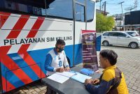 Petugas Sim Keliling Polresta Mamuju Terlihat Sedang Melayani Warga Untuk Perpanjangan Tanda Surat Izin Mengemudi