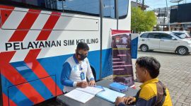 Petugas Sim Keliling Polresta Mamuju Terlihat Sedang Melayani Warga Untuk Perpanjangan Tanda Surat Izin Mengemudi