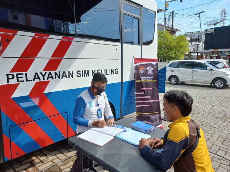 Petugas Sim Keliling Polresta Mamuju Terlihat Sedang Melayani Warga Untuk Perpanjangan Tanda Surat Izin Mengemudi