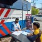 Petugas Sim Keliling Polresta Mamuju Terlihat Sedang Melayani Warga Untuk Perpanjangan Tanda Surat Izin Mengemudi