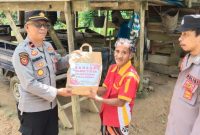 Polsek Tutar Polres Polman Bagikan Paket Sembako Gratis Untuk Warga