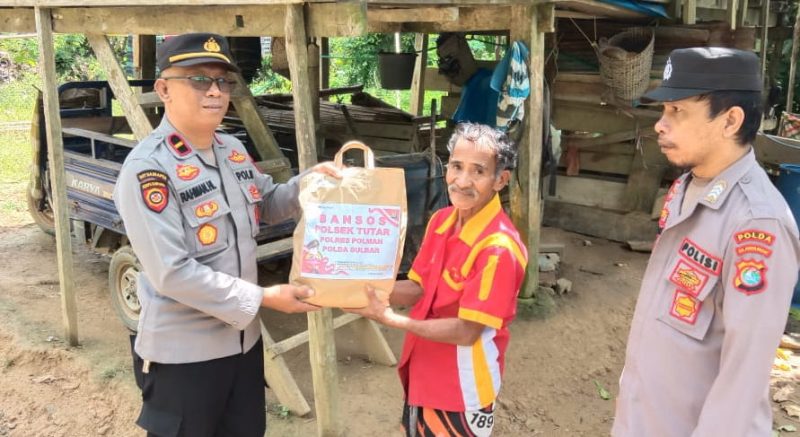 Polsek Tutar Polres Polman Bagikan Paket Sembako Gratis Untuk Warga
