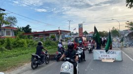 Massa Aksi Demo Menutup Aksea Jalan Trans Sulawesi