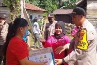 Bersama Bhayangkari, Polsek Tommi Bagikan Paket Sembako Untuk Warga Kurang Mampu.

