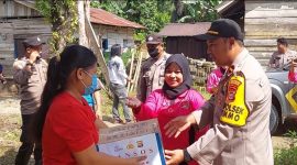 Bersama Bhayangkari, Polsek Tommi Bagikan Paket Sembako Untuk Warga Kurang Mampu.
