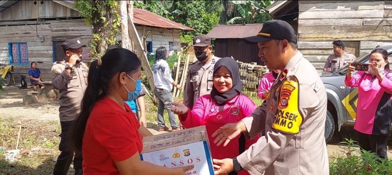 Bersama Bhayangkari, Polsek Tommi Bagikan Paket Sembako Untuk Warga Kurang Mampu.
