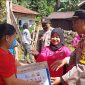 Bersama Bhayangkari, Polsek Tommi Bagikan Paket Sembako Untuk Warga Kurang Mampu.
