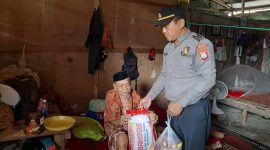 Personil Polres Mamuju Tengah Bagikan Sembako Kepada Masyarakat Kurang Mampu
