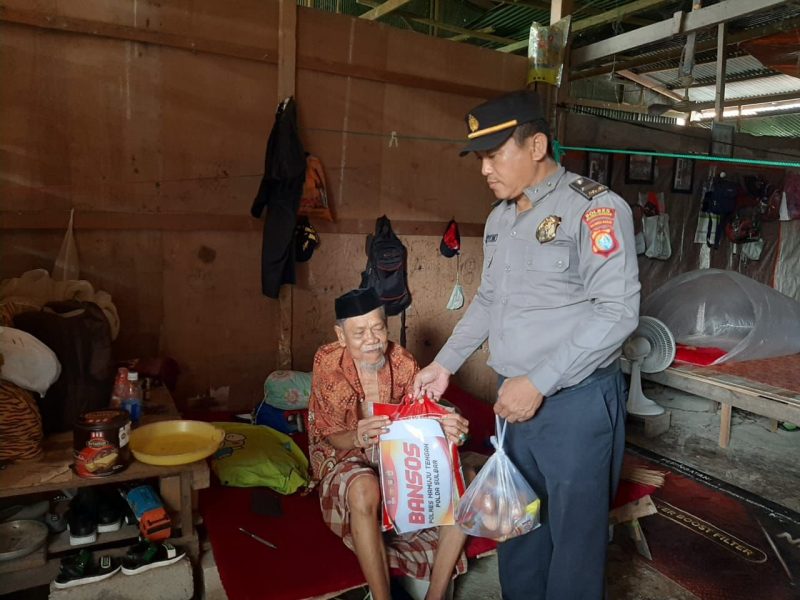 Personil Polres Mamuju Tengah Bagikan Sembako Kepada Masyarakat Kurang Mampu
