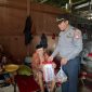 Personil Polres Mamuju Tengah Bagikan Sembako Kepada Masyarakat Kurang Mampu

