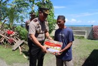 Kapolres AKBP Didik Subiakto S.H, M.M, didampingi Kabag Ops AKP Pandu Arif Setiawan S.H, S.I.K Serahkan Bantuan Sosial Bagi Warga Terdampak Kenaikan BBM