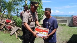 Kapolres AKBP Didik Subiakto S.H, M.M, didampingi Kabag Ops AKP Pandu Arif Setiawan S.H, S.I.K Serahkan Bantuan Sosial Bagi Warga Terdampak Kenaikan BBM