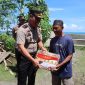 Kapolres AKBP Didik Subiakto S.H, M.M, didampingi Kabag Ops AKP Pandu Arif Setiawan S.H, S.I.K Serahkan Bantuan Sosial Bagi Warga Terdampak Kenaikan BBM