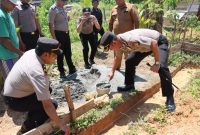 Kapolres Pasangkayu Meletakan Batu Pertama Pembangunan Rehab Rumah Bantuan Kapolda Sulawesi Barat Bagi Warga Tidak Mampu.(Istimewa)