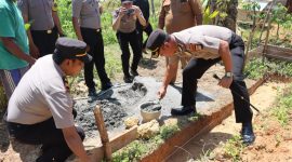 Kapolres Pasangkayu Meletakan Batu Pertama Pembangunan Rehab Rumah Bantuan Kapolda Sulawesi Barat Bagi Warga Tidak Mampu.(Istimewa)