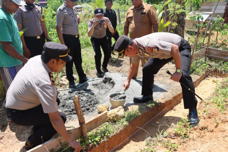 Kapolres Pasangkayu Meletakan Batu Pertama Pembangunan Rehab Rumah Bantuan Kapolda Sulawesi Barat Bagi Warga Tidak Mampu.(Istimewa)
