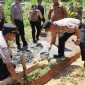 Kapolres Pasangkayu Meletakan Batu Pertama Pembangunan Rehab Rumah Bantuan Kapolda Sulawesi Barat Bagi Warga Tidak Mampu.(Istimewa)