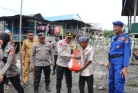 Kapolres Polman AKBP Agung Budi Leksono Turun Langsung Membagikan Bantuan Sembako Untuk Warga di Pulau Battoa, Kecamatan Binuang, Kabupaten Polman