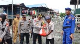Kapolres Polman AKBP Agung Budi Leksono Turun Langsung Membagikan Bantuan Sembako Untuk Warga di Pulau Battoa, Kecamatan Binuang, Kabupaten Polman