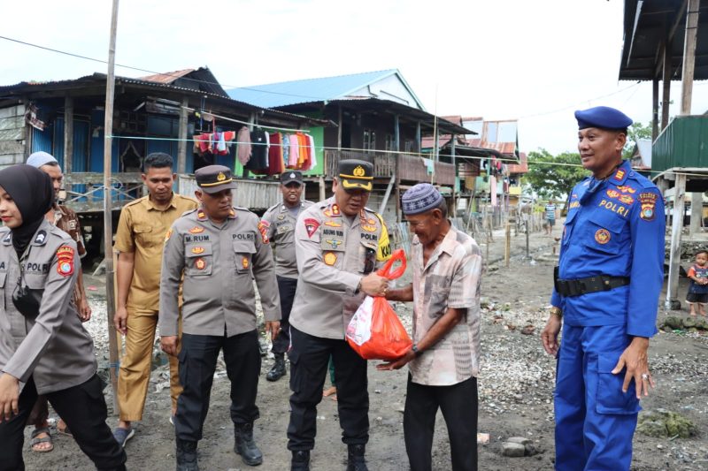 Kapolres Polman AKBP Agung Budi Leksono Turun Langsung Membagikan Bantuan Sembako Untuk Warga di Pulau Battoa, Kecamatan Binuang, Kabupaten Polman