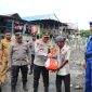 Kapolres Polman AKBP Agung Budi Leksono Turun Langsung Membagikan Bantuan Sembako Untuk Warga di Pulau Battoa, Kecamatan Binuang, Kabupaten Polman